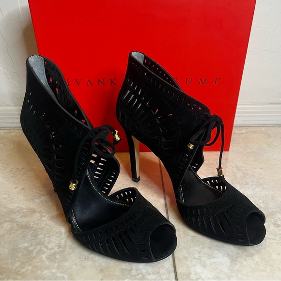 Ivanka Trump Black Delfino Sandals  - size US 7 - Picture 1 of 7